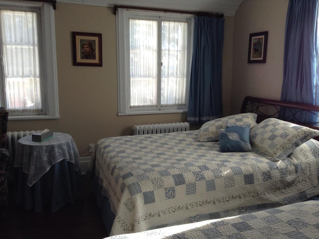 Gil Ann Bed & Breakfast Saint-Andre-Avellin Room photo
