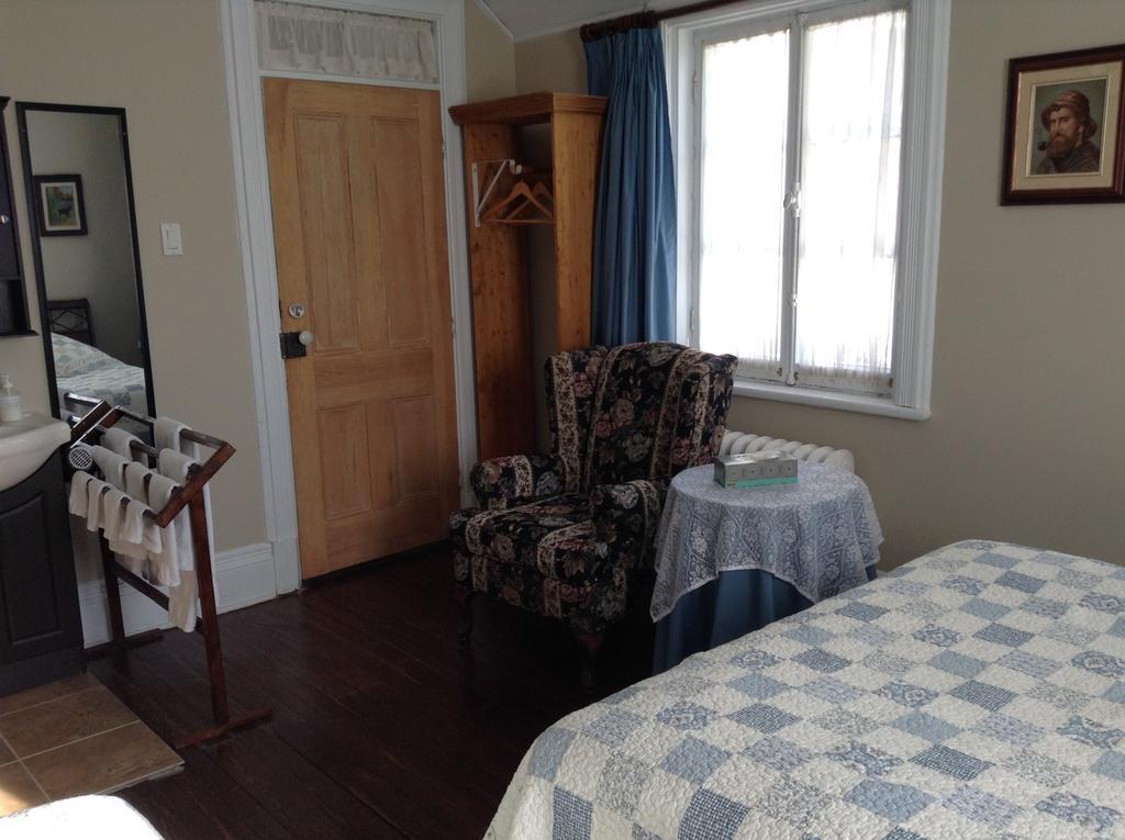 Gil Ann Bed & Breakfast Saint-Andre-Avellin Room photo