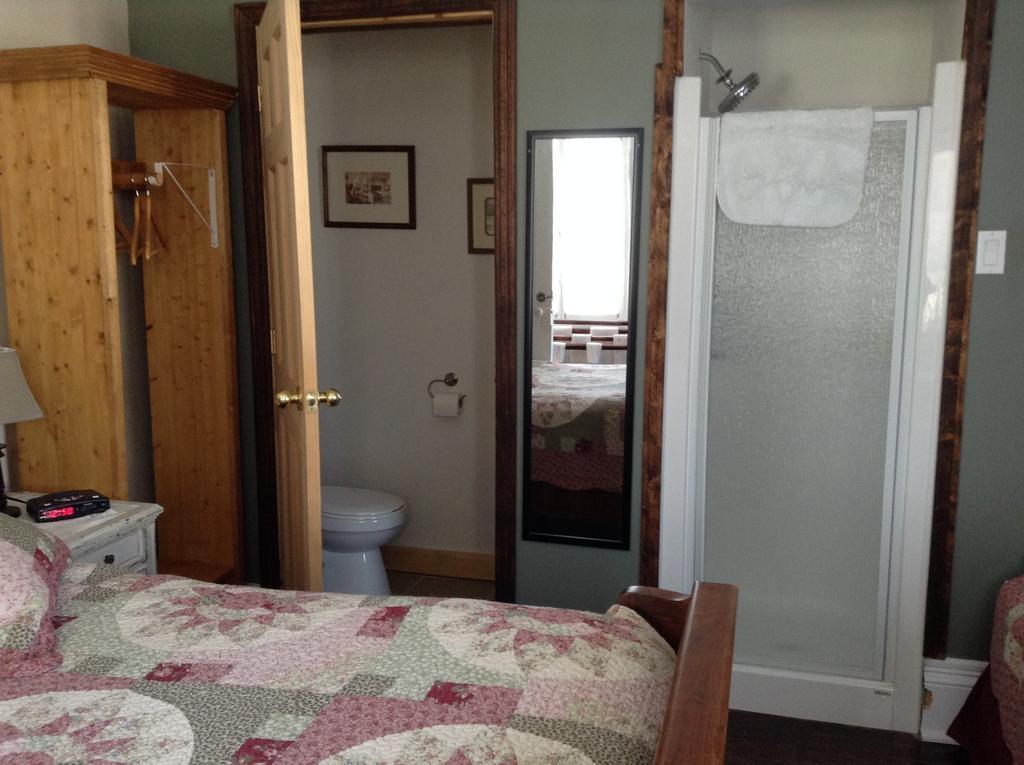 Gil Ann Bed & Breakfast Saint-Andre-Avellin Room photo