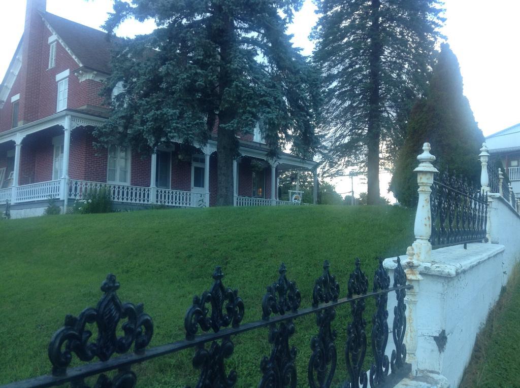 Gil Ann Bed & Breakfast Saint-Andre-Avellin Exterior photo